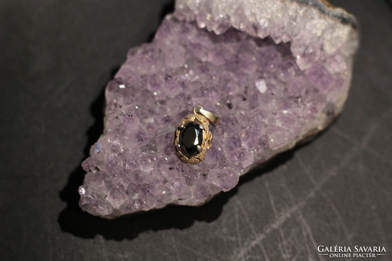 Gold-plated silver pendant with polished hematite stone