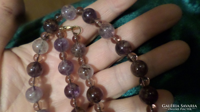 Necklace of 41 cm, about 1 cm in size, consisting of amethyst pearls.