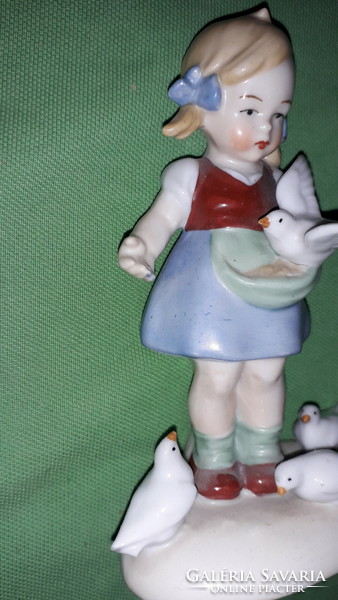 Nagyon szép német SITZENDORF porcelán figura galambokat etető leány 14 x 9 cm a képek szerint