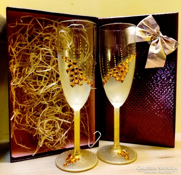 Champagne glass set in gift box