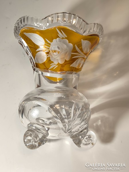 Bohèmia borostyán színű háromlábú kristály váza