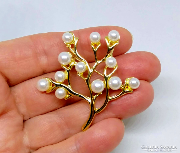 White tekla pearl brooch with gilded socket 13