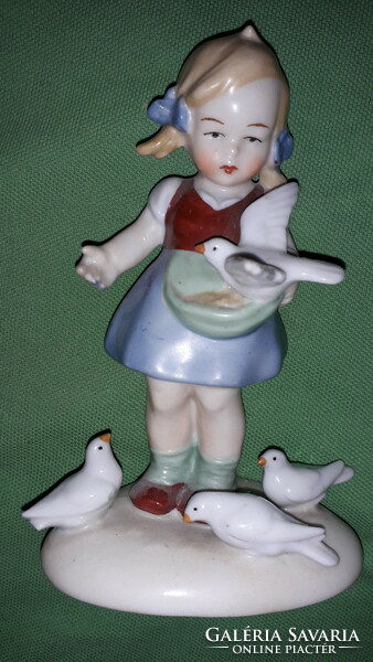 Very nice German sitzendorf porcelain figure girl feeding pigeons 14 x 9 cm according to the pictures