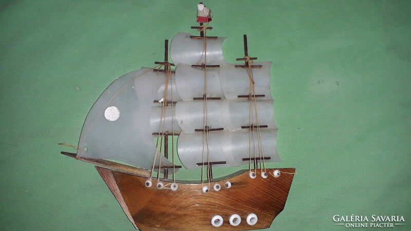 Régi 3 árbocos hajó makett fa test, plasztik vitorlázat 22 x 24 cm a képek szerint