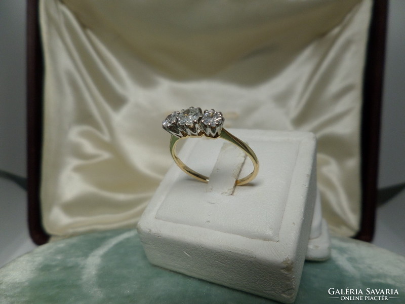 English gold ring with 3 larger diamonds 0.46 ct