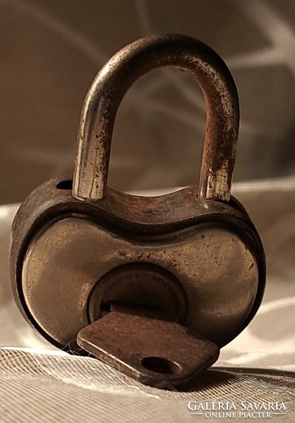 Szív alakú jelzett caro lakat,eredeti kulcsával Mérete: 6x4 cm.