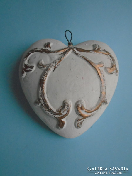 Gipszből készült dekorációs szív.