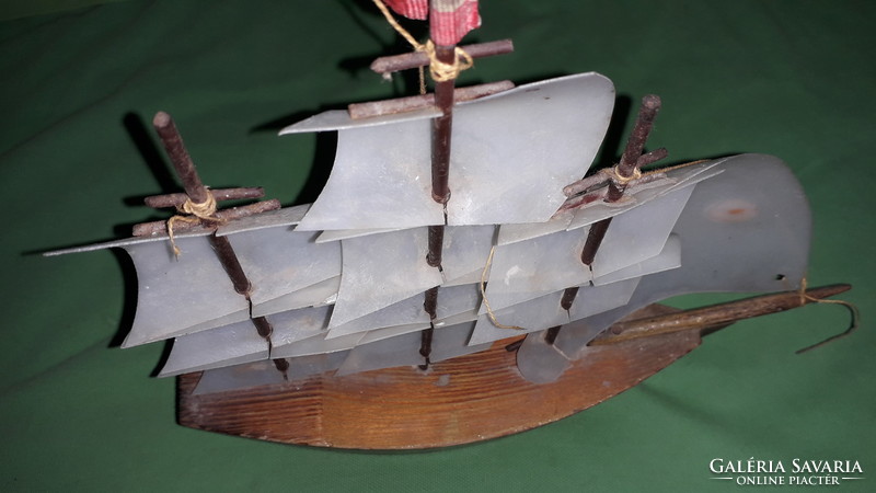 Régi 3 árbocos hajó makett fa test, plasztik vitorlázat 22 x 24 cm a képek szerint