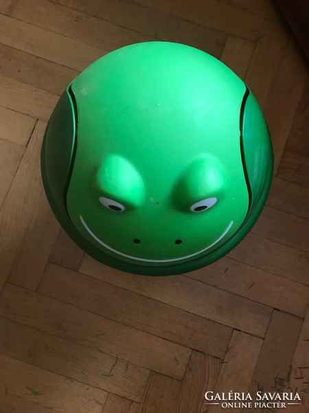 Frog-shaped trash can. Size. 26.5X26.5x38.5 cm will be a huge success in the children's room.