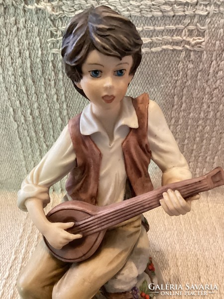 Capodimonte jelzett Vivian C. mandolinozó fiú szobor figura