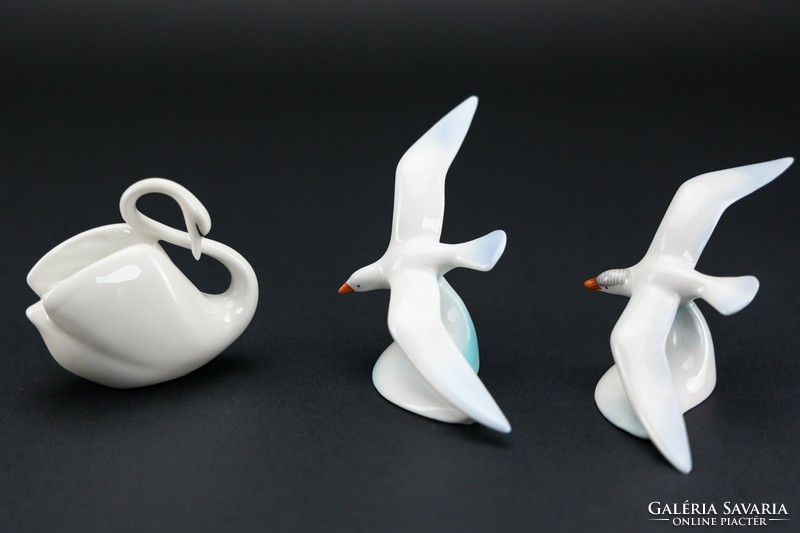 Porcelain figurines, seagulls and swans, 3 pieces marked, Hólloháza, Köporc, quarries.