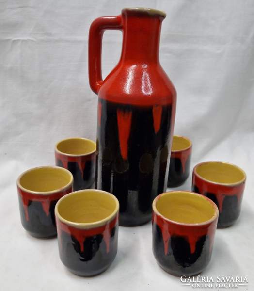 Retro iparművészeti narancssárga-fekete mázas kerámia kiöntő hat pohárral hibátlan állapotban eladó