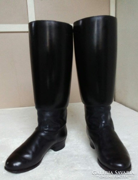 Traditional women's leather boots with hard soles
