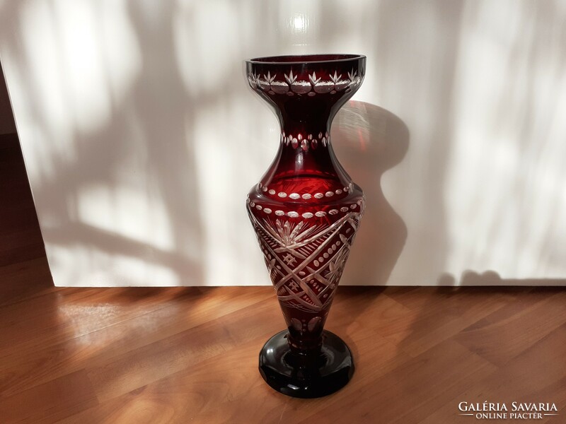 Purple stained glass vase with polished decoration