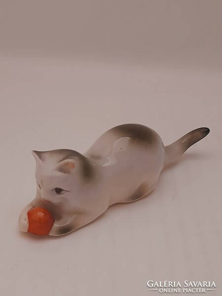 Zsolnay gombolyaggal játszó cica, macska, 11,8 cm