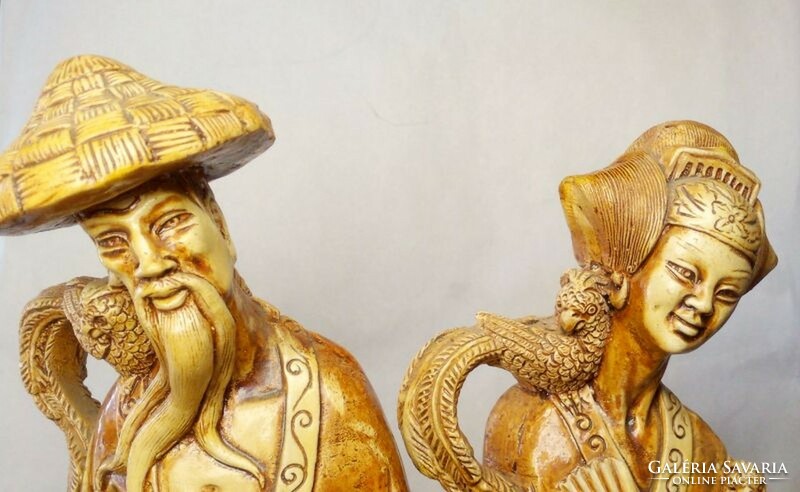 Néprajzi szobor páros. Japán, Kínai gésa és testőre pár főnixmadarakkal. Mázas égetett gipsz
