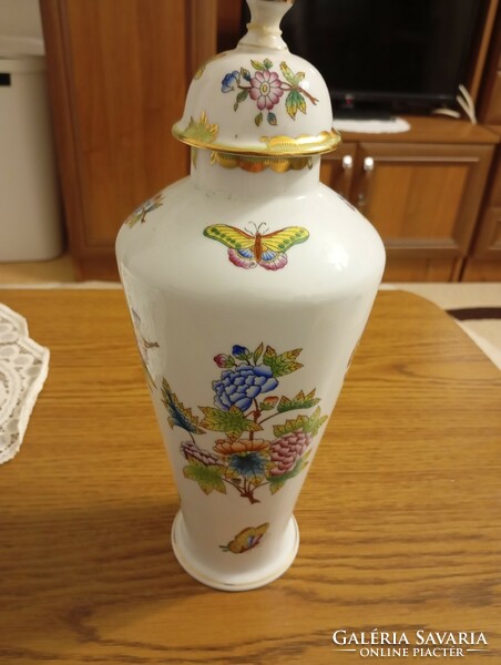Herend vase with roof
