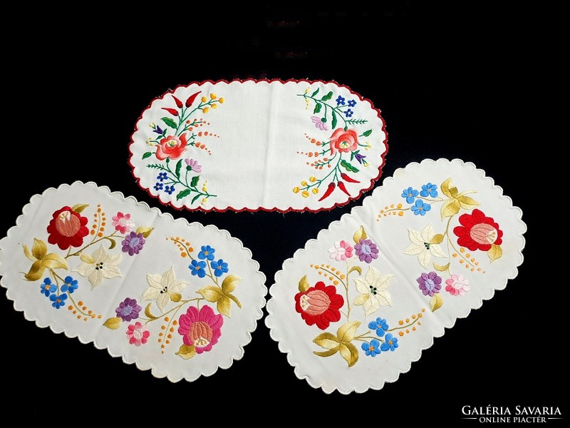 3 tablecloths embroidered with a Kalocsa pattern, 34 x 18 cm