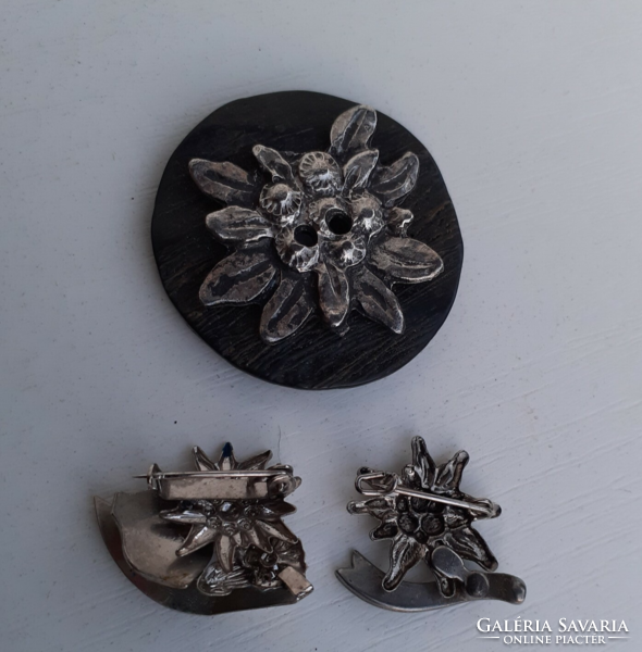 2 pcs. A hunting badge with a bone button decorated with a pair of silver-plated snow spears