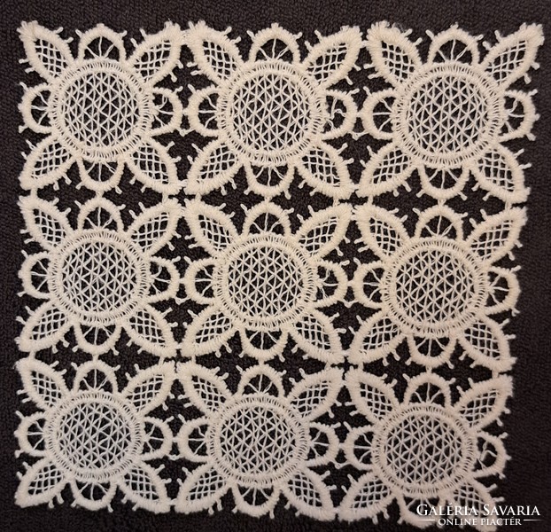 3 lace tablecloths in display case (l4510)