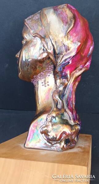 Jakab bori eosinically iridescent ceramic head/bust