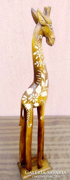Egzotikus kézműves dekoráció. Festett díszes zsiráf faszobor Indonéziából