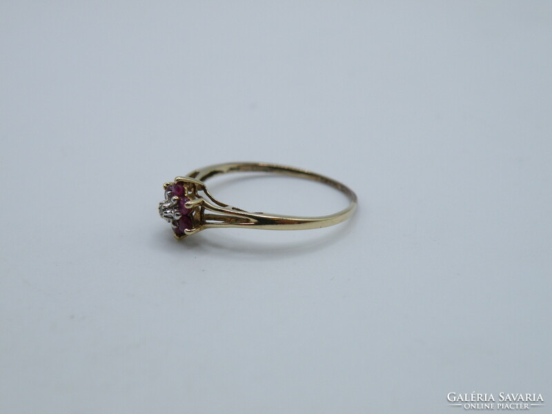 Uk0304 9ct gold ring with brill and ruby stones