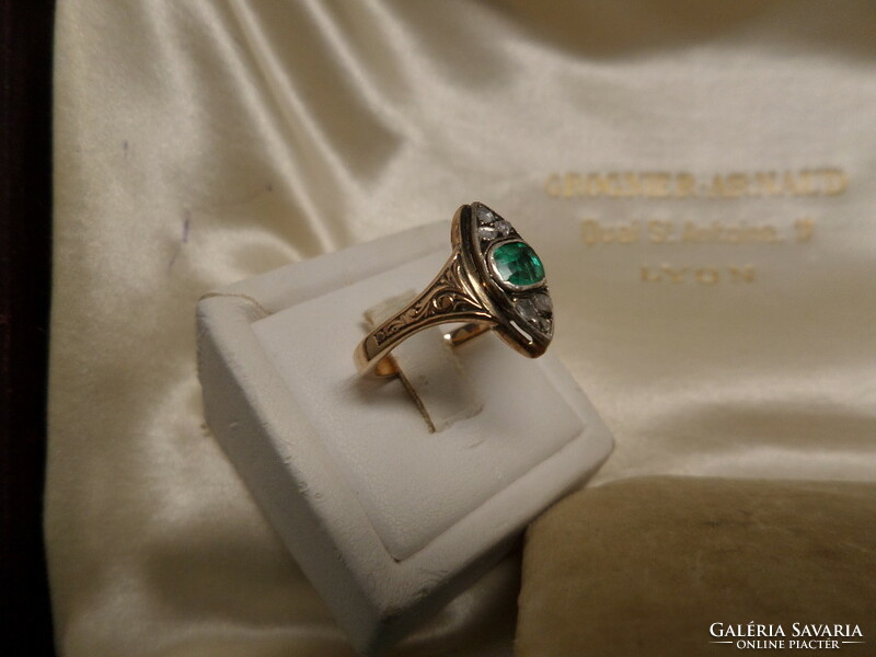 Antik arany gyűrű smaragddal és gyémántokkal