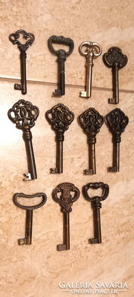 11 darab főleg réz különleges és ritka antik kulcs egyben eladó