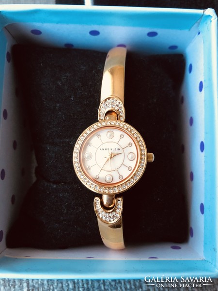 Elegant brand new women's gold-plated watch decorated with mother-of-pearl stones