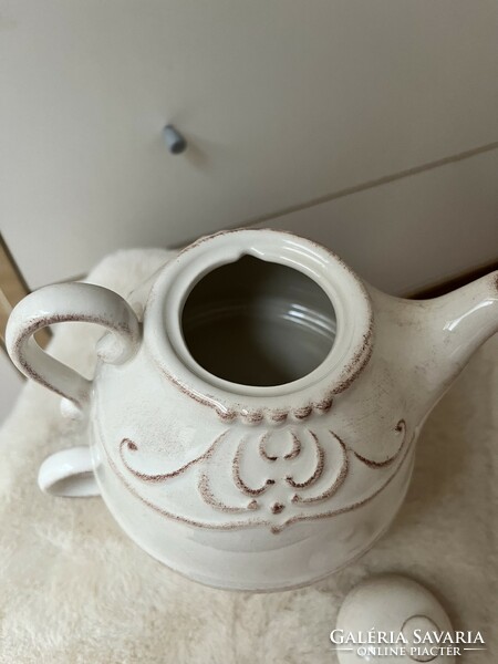 Single romantic white teapot with garland - 
