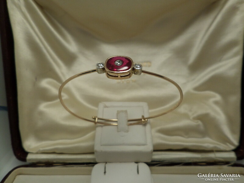 Gold wire bracelet with synthetic ruby and brills