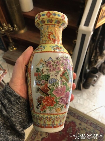 Kinai porcelán váza, kézzel festett, 24 cm-es magasságú.
