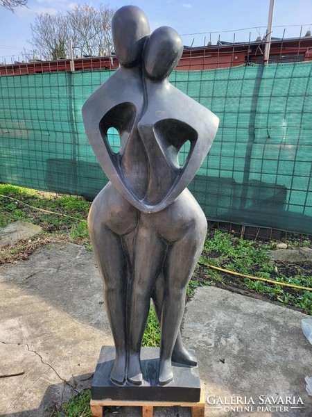 Modernista absztrakt  márvány szobor, férfi és nő szimbólum, összetartás