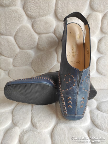 La Belle francia gyártmányú 36 os kék hímzett hasított hátul nyitott elegáns nyári bőr cipő