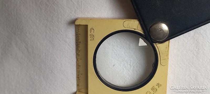 Retro pocket magnifier