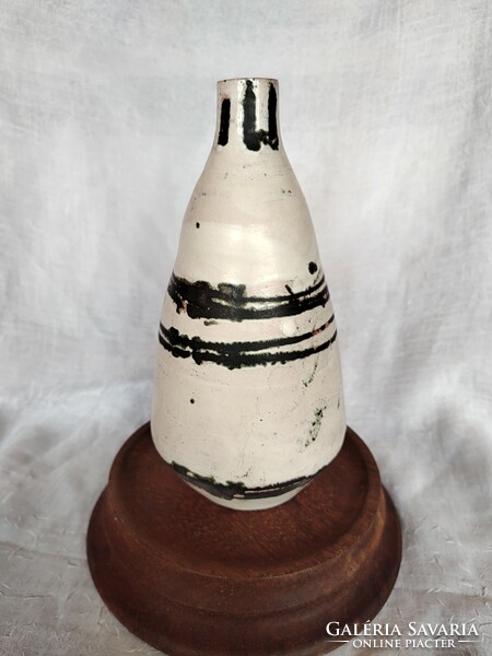 Lívia Gorka's ceramic vase is flawless!