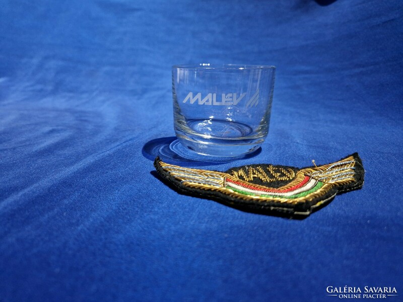 Malévos üveg pohár és egy Malévos felvarró