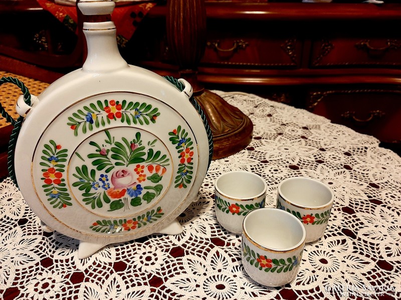 Hand-painted Hólloháza porcelain water bottle with 3 Hólloháza porcelain cups