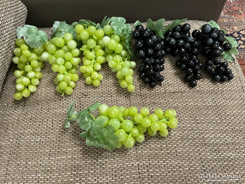 Lifelike work of grape bunches with leaves, for decoration. Average cluster length 16-18 cm.