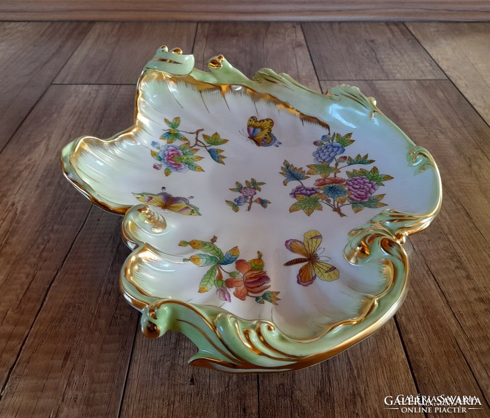Decorative bowl with an old Victoria pattern from Herend
