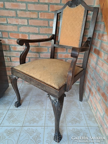 Antik faragott oroszlánlábas karfás szék