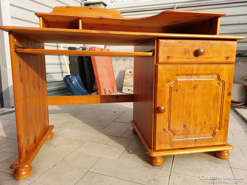 Eladó egy fenyő Íróasztal, kihúzható polccal.  Bútor szép  állapotú  Méretei : 120 cm x 57 cm mély x