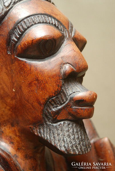 Afrikából származó kongói vadászt ábrázoló egzóta fa szobor