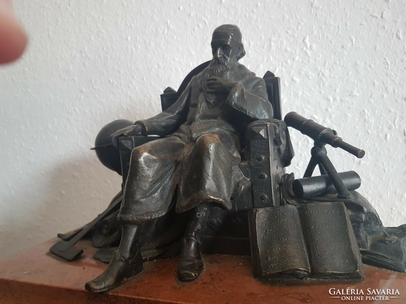 A beautiful bronze statue of an astronomer