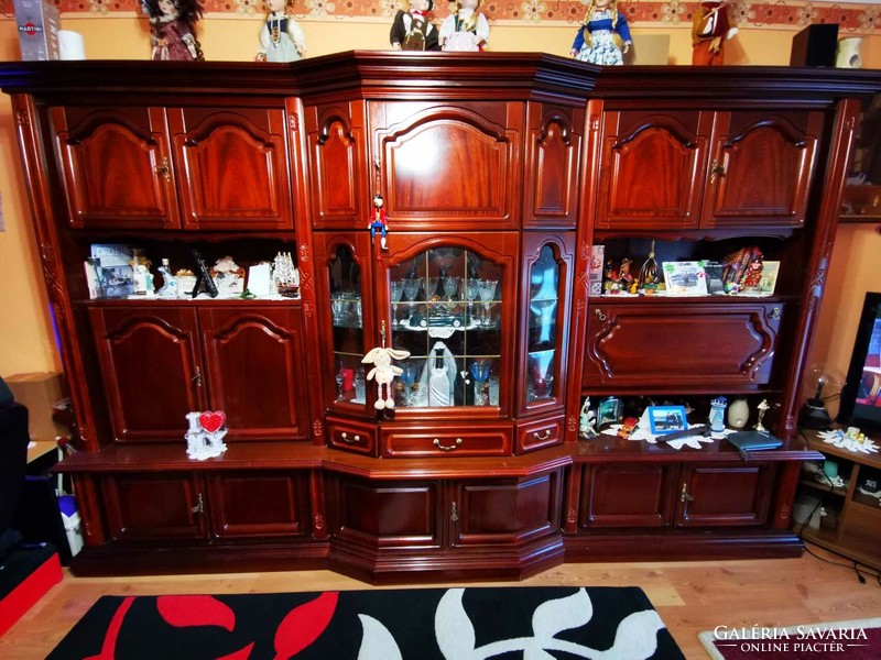 Mahagóni rusztikus nappali szekrény.   Az ár alkuképes.
