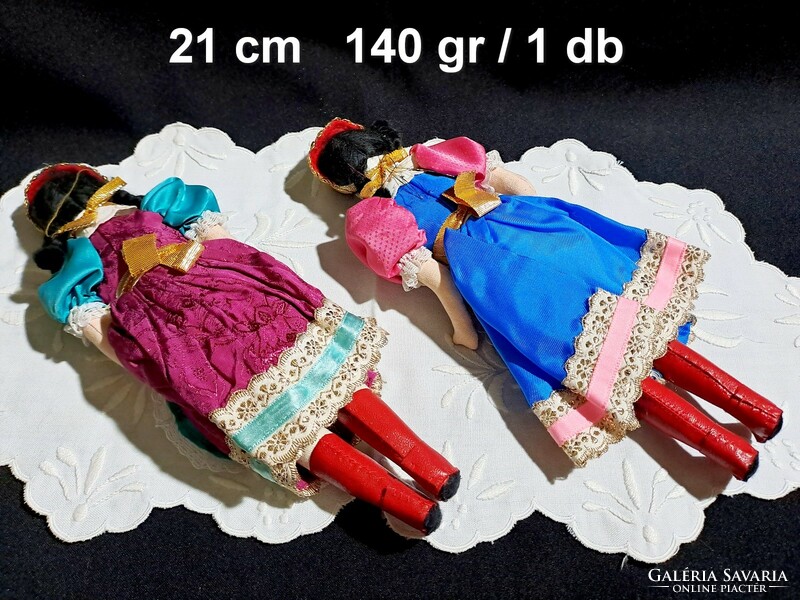 Retro porcelán fejű baba színes ruhában 21 cm darabra