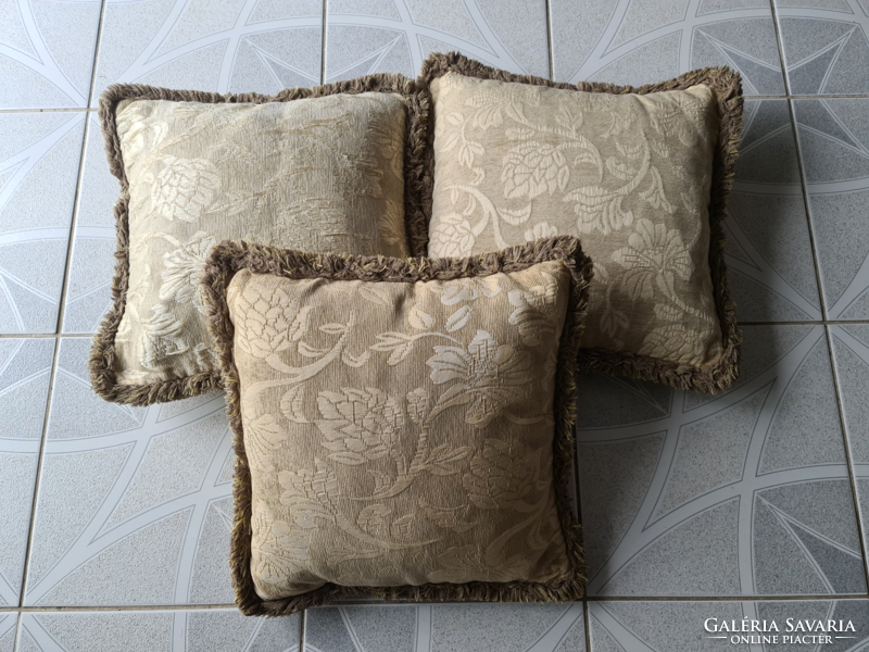 3 decorative pillows