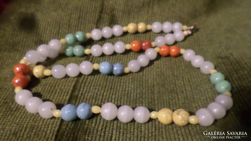 53 cm retro necklace made of glass beads.