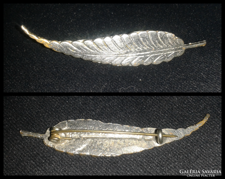 Brooch in the shape of an old leaf